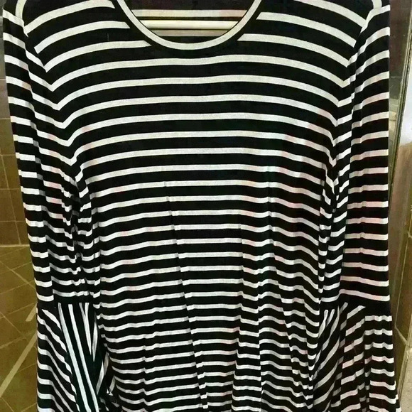 Stella & Dot black and white bell-sleeved top. Worn once! Size Medium. - Picture 2 of 6